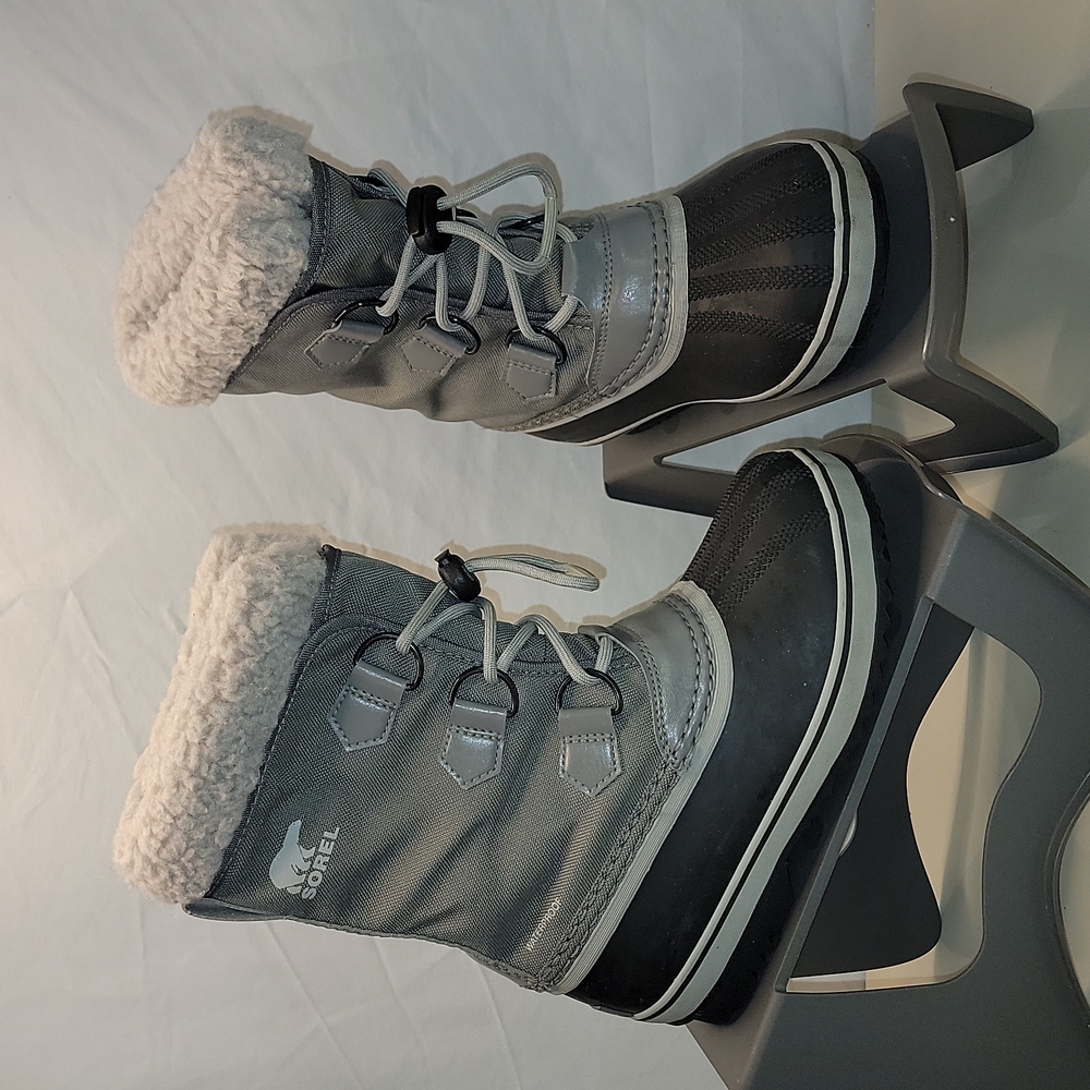 Sorel NY1962-053 Grey Faux Fur Waterproof Duck Winter Boots Youth size 1